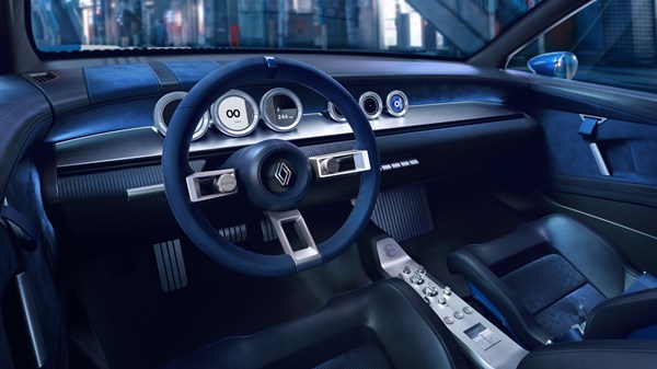 Unutrašnjost vozila Renault 8 Gordini Concept s armaturnom pločom od brušenog aluminija i okruglim digitalnim instrumentima.
