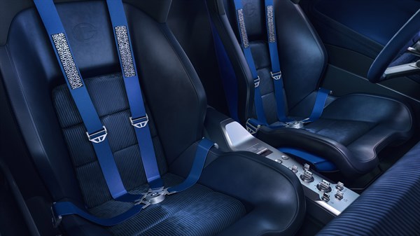 Sportska školjkasta sjedala s plavim sigurnosnim pojasevima u vozilu Renault 8 Gordini Concept.