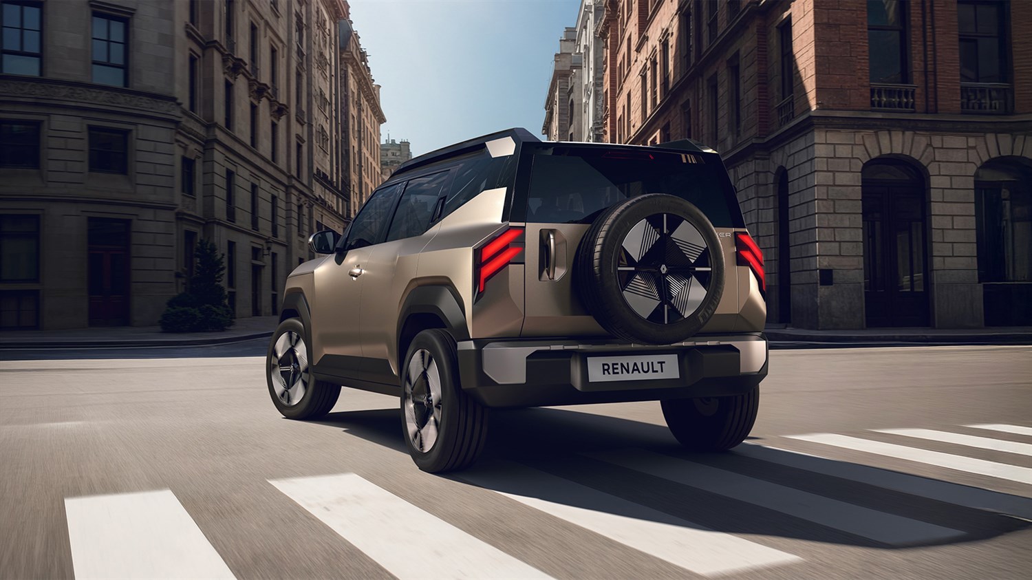 stražnji dio vozila Renault Bridger Concept dok prelazi pješački prijelaz u gradu