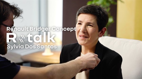 intervju sa Sylvijom Dos Santos tijekom snimanja razgovora o konceptnom vozilu Renault Bridger Concept