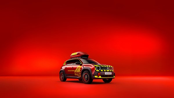 Konceptno vozilo Renault 4 Vision 4rescue na crvenoj pozadini, s opremom za spašavanje.

