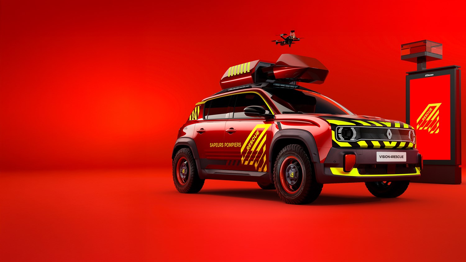 Vozilo vision 4rescue u crveno-žutoj izvedbi s krovnom kutijom, dronom i interaktivnim stupom na crvenoj pozadini.








