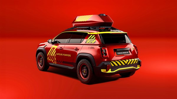 Vozilo vision 4rescue u crveno-žutoj hitnoj intervencijskoj izvedbi, s krovnom kutijom i crnom maskom, prikazano na crvenoj pozadini prikazano straga.









