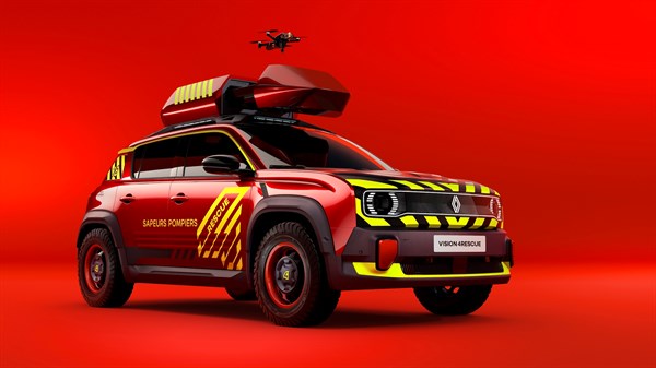 Vozilo vision 4rescue s otvorenom krovnom kutijom i dronom u zraku, prikazano na crvenoj pozadini.








