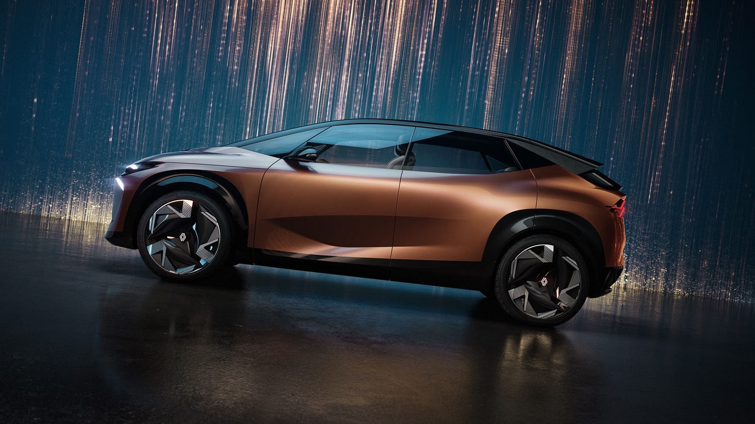 bočni pogled na konceptno vozilo Renault R-Spacer u studijskom prostoru s bakrenom karoserijom i osvijetljenom pozadinom