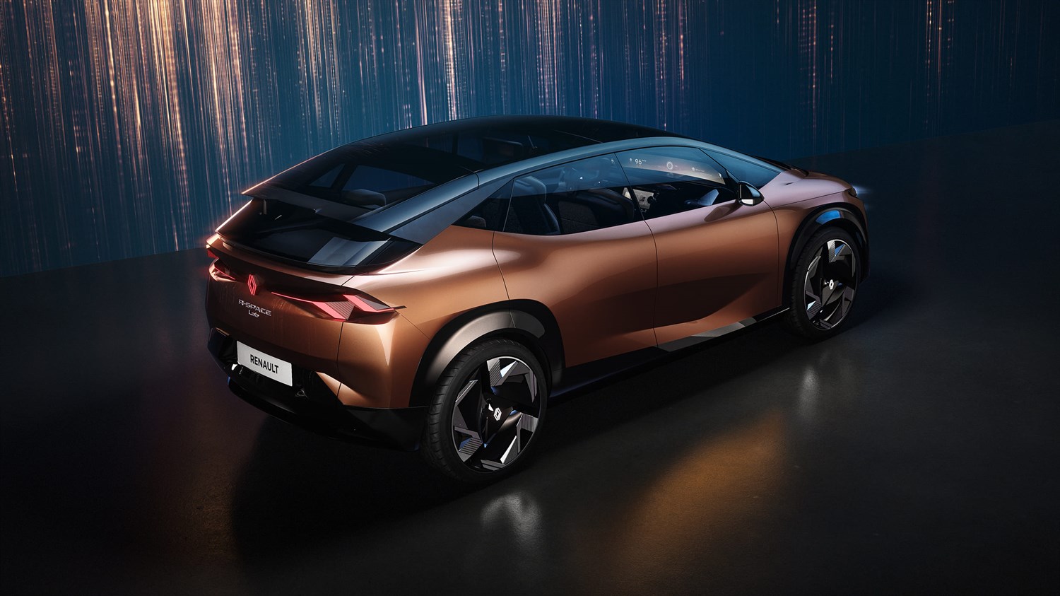 prednji bočni pogled na konceptno vozilo Renault R-Space Lab u studijskom prostoru s bakrenom karoserijom i modernim svjetlosnim potpisom