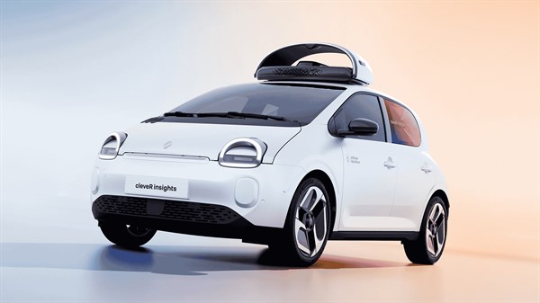 Renault Twingo E-Tech electric s cleveR insights opremom prikazan sprijeda u studijskom okruženju.