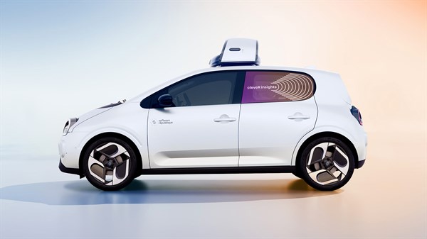 Bočni prikaz vozila Renault Twingo E-Tech electric s cleveR insights opremom za prikupljanje i analizu podataka u gradskoj vožnji.