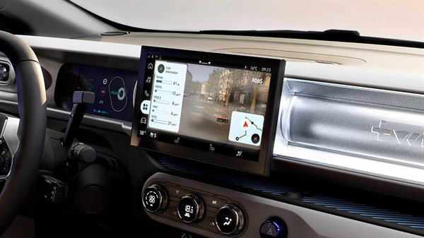 Unutrašnjost vozila Renault Twingo E-Tech electric s prilagođenim digitalnim sučeljem i središnjim zaslonom koji prikazuje podatke i kartu u stvarnom vremenu.