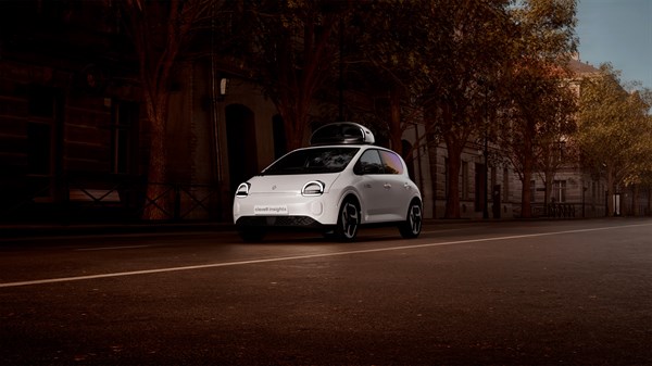 Renault Twingo E-Tech electric s cleveR insights opremom prikazan u gradskoj ulici s istaknutom tipkom za pokretanje videozapisa.