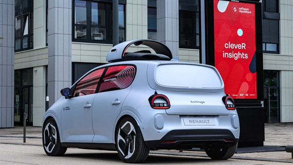 Vozilo Renault Twingo E-Tech electric s cleveR insights opremom ispred zgrade u testnom okruženju, s istaknutom tipkom za pokretanje videozapisa.