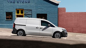 vozilo Kangoo Van s redizajniranim prednjim krajem parkirano ispred zgrade u gradskoj ulici

