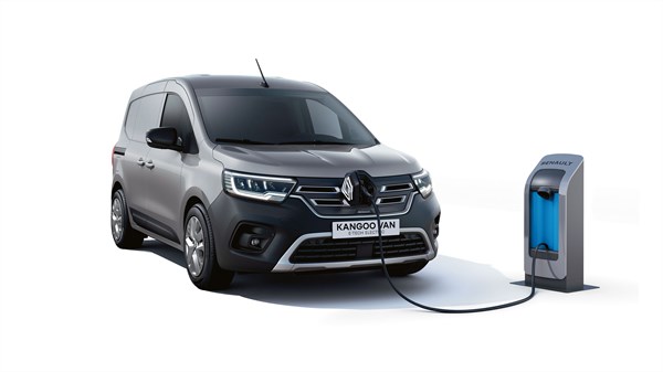 Vozilo Kangoo Van E-Tech electric spojeno na punjač tijekom punjenja, prikaz sprijeda na bijeloj pozadini

