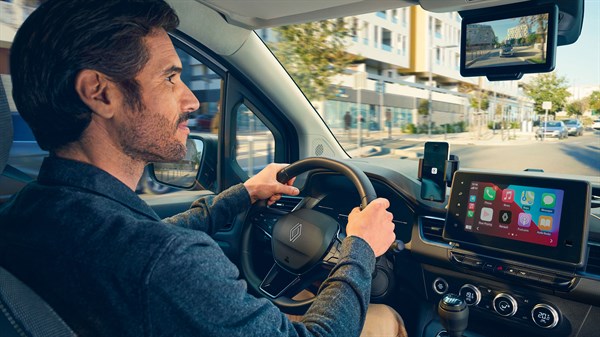 vozač u vozilu Kangoo Van E-Tech electric koristi easy link sustav s prikazom aplikacija na središnjem zaslonu
