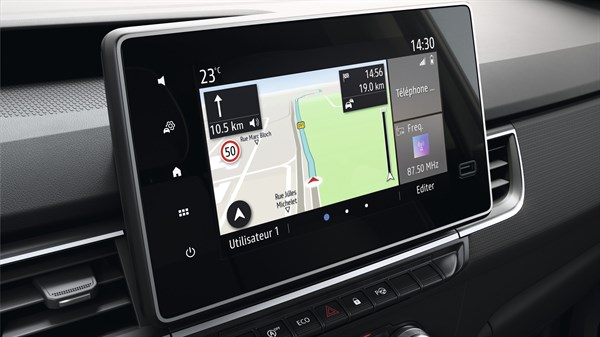 Zaslon u vozilu Kangoo Van E-Tech electric s prikazom navigacije i informacija o vožnji

