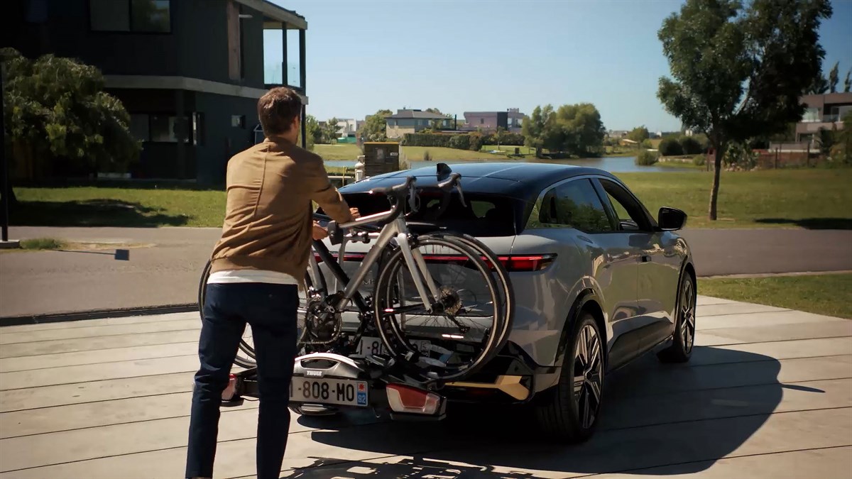  Megane E-Tech electric s biciklom na kuki i čovjekom koji ih postavlja