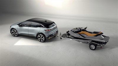 Vozilo Megane E-Tech electric vuče prikolicu s jet skijem u svijetlom studijskom prostoru.

