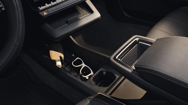 Unutrašnjost vozila Megane E-Tech electric s otvorenom središnjom konzolom i jasno vidljivim modularnim pregradama.








