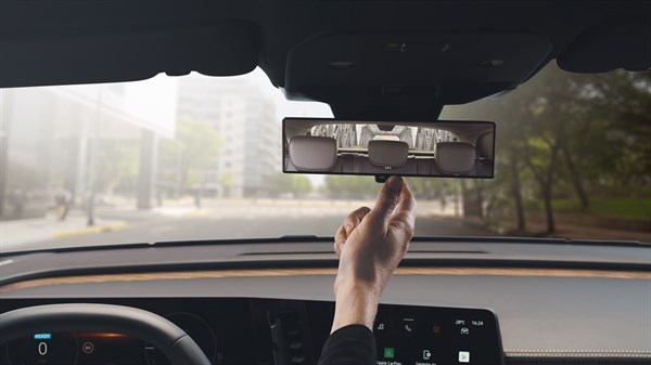 100 % električni Renault Megane E-Tech – pametno osvrtno zrcalo