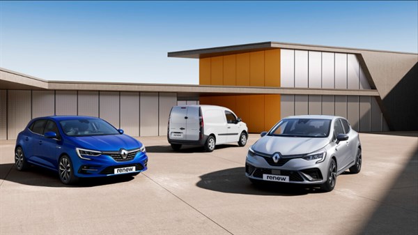 Žena u tamnom odijelu stoji u sjeni sa samouvjerenim stavom, predstavljajući sigurnost i kontrolu pri donošenju odluka o kupnji vozila.








