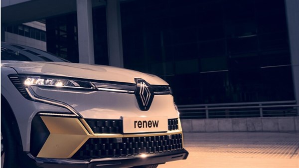 Muškarac u smeđem sakou stoji u profilu u zatvorenom prostoru s ozbiljnim izrazom lica, simbolizirajući razmišljanje o financijskim odlukama.

