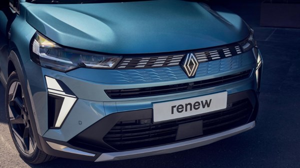 Plavo vozilo renew parkirano
